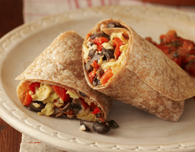Wraps integrales de huevo, verduras y fríjoles para la lonchera