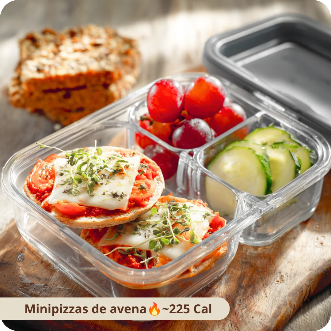 Minipizzas de avena con tomate y queso en lonchera