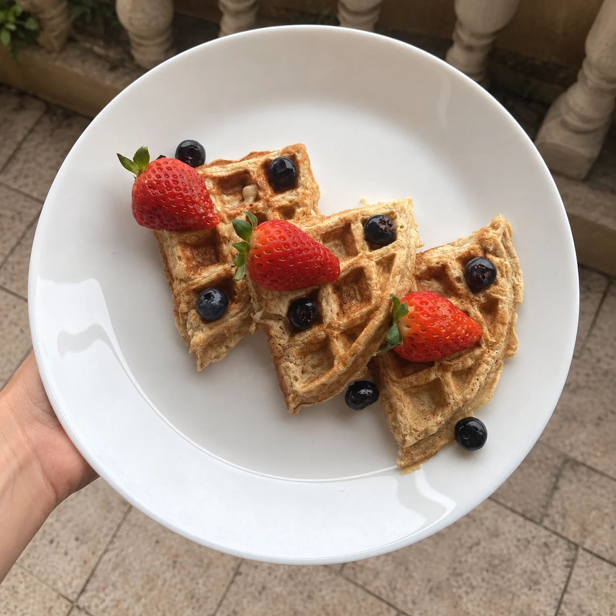 Waffles integrales con fresas y arándanos para el desayuno